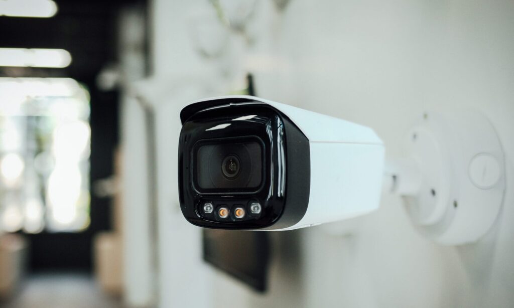 Zakonom o privatnom obezbeđenju - Nelegalan video nadzor u Srbiji - Kamera za video nadzor postavljena na ulazu u poslovni prostor, u skladu sa zakonom